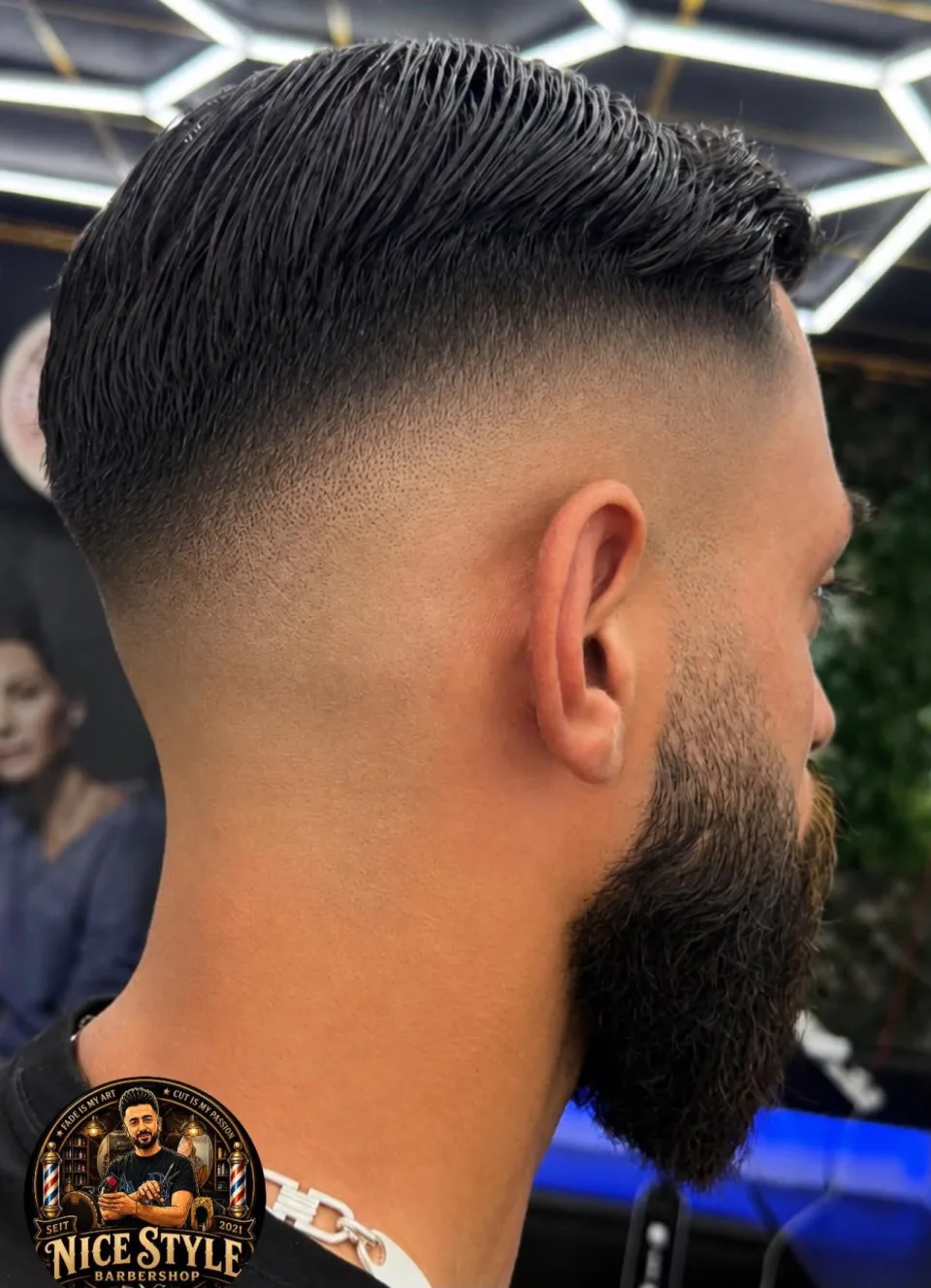Hoher Übergang mit nach hinten gelegtem Deckhaar und voller Bartkontur