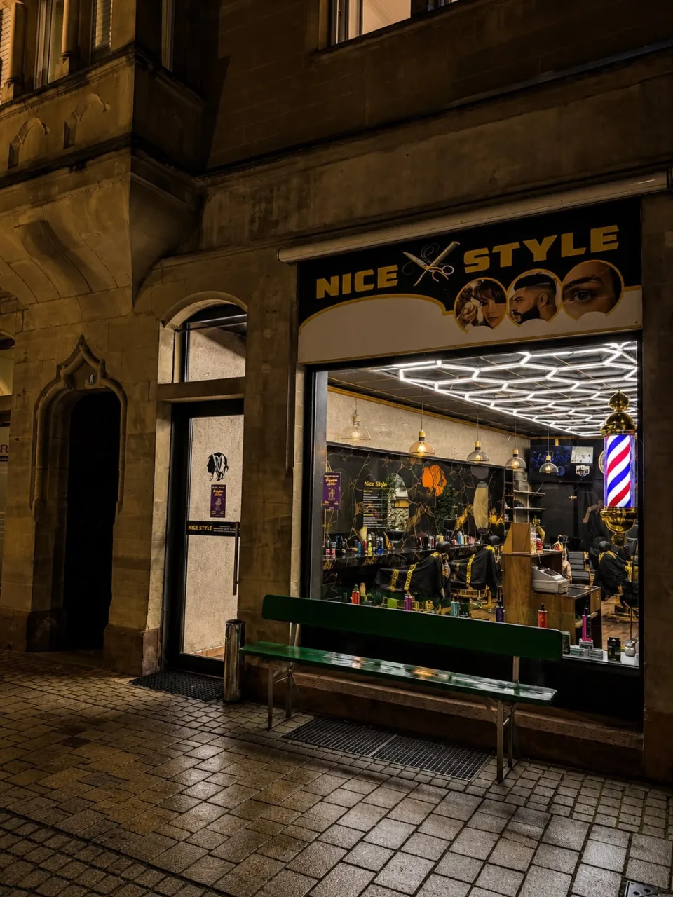 Gerahmte Ansicht des Nice Style Barbershop, aufgenommen kurz nach der Eröffnung 2021